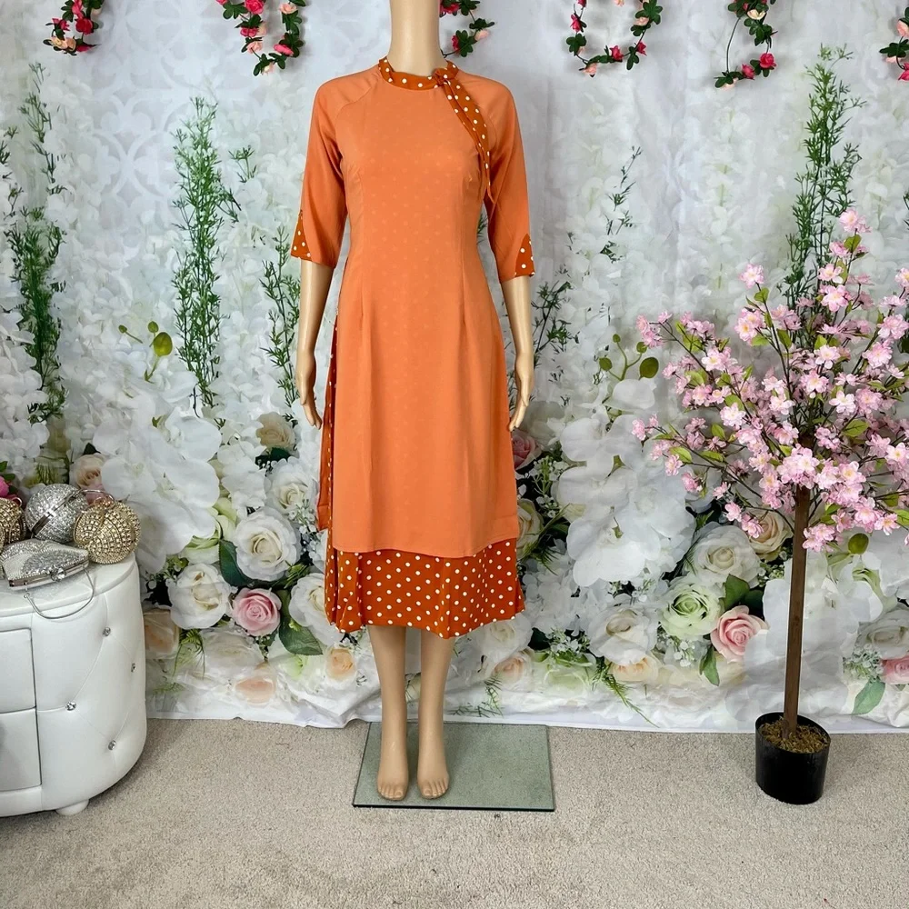 Ao dai cach tan vay 4 ta chấm bi, New beautiful Vietnamese
size L Vietnam (US 4 - Picture 4 of 5